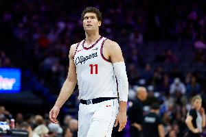 手挺凉的！大洛佩斯半场5中1仅拿2分5板3助&罚球2中0 正负值-22