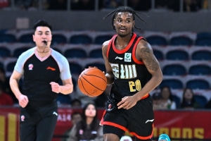 媒体人：约翰逊受伤 死球条件出现还不吹停比赛 裁判简直太离谱了