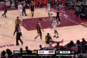 这种球都出来了！库明加挂着施罗德干拔 踩线长两分命中还加罚