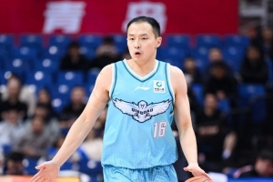 记者谈有球迷批王奕博不配顶薪：在CBA各队想挖人就得出高昂代价