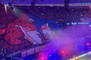 巴黎Tifo展示绿巨人撕碎利物浦队徽 利物浦球迷被压制得鸦雀无声