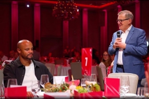 孔帕尼将迎40岁生日！拜仁CEO送上祝福：他是我们的“风暴之眼”