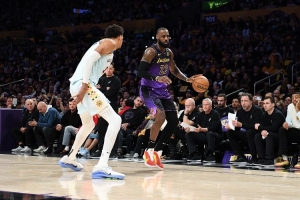 铁林：可按总时长而非65场为限 詹姆斯上场时间比文班多