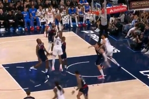 不愧是MVP！亚历山大抢断小卡 反击潇洒后转身中投弹进！