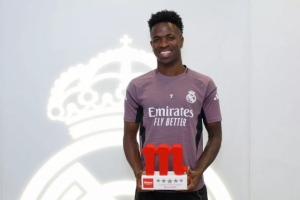 领取3月最佳奖杯！维尼修斯：感谢球迷投票，希望对阵拜仁能晋级