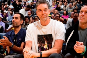 回湖人主场看球！大加索尔晒身穿科比T恤观赛照：回家！