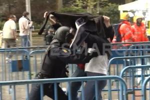 拜仁球迷赛前与马德里警察冲突，警察用警棍击打球迷+暴力推搡