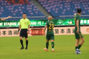 李璇：感觉中足联放了李镇全被罚的风，觉得事态不对又收回了罚单