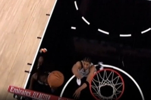 左手助攻+左手果冻！霍勒迪个人秀 助罗威空接+自己强打命中