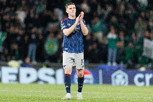 有情有义！球报：约克雷斯赛后与葡体球员挨个拥抱 祝愿葡体3连冠