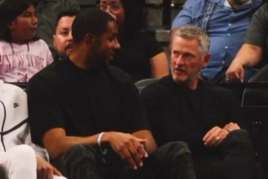 阿德和开拓者新老板邓顿一起观战与马刺的比赛 两人聊得挺投机