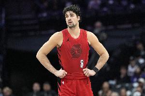 主攻手！阿夫迪亚半场9中6砍15分4助 但有5失误