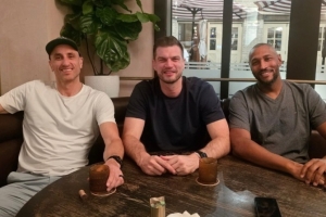 吉诺比利晒照：与老友斯普利特和迪奥重聚 真的很想念他们