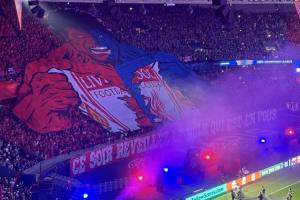 大战在即！巴黎赛前看台展示Tifo：绿巨人释放愤怒！