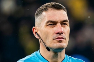 世体：门将摆球并用脚踢出后比赛即恢复，球员再用手触球属于犯规