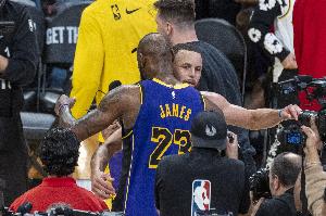 看一次少一次！詹姆斯生涯对阵库里常规赛14胜13负 季后赛11-17