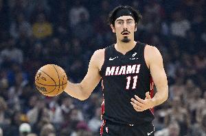 被打爆了！哈克斯效率不错9中6得15分4助 但正负值-31全队最低