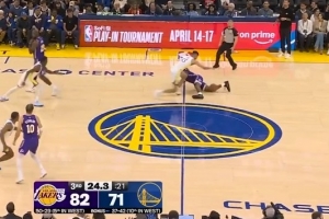 有点尴尬！布朗尼中线附近被莱昂斯单断反击暴扣得分