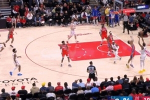 都别慌！杜兰特底角迎着防守命中三分球稳住局势