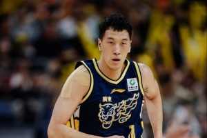 内外开花！杜润旺半场7中4拿10分 三分5中2