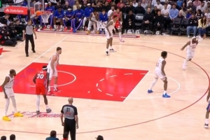 杯水车薪！马克西弧顶迎着防守命中加长三分 仍落后火箭20分