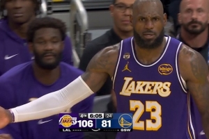 血亏！詹姆斯故意犯规准备打卡 被吹破坏快攻追加技犯