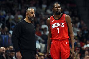 乌度卡谈被追分：第四节出现9次失误 不能老指望KD关键球拯救比赛