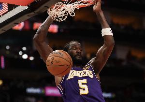 胜负风向标！本赛季当艾顿得分20+时 湖人取得12胜1负