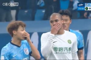 捂嘴说话！第73分钟，瓜里拉帕和毛伟杰冲突，事后两人捂着嘴交流