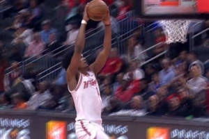 风驰电掣！博纳打申京倒地丢球 阿门反击穿越2人防守飞身扣篮