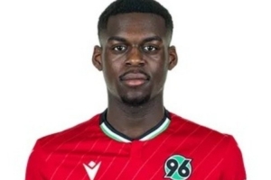 图片报:法鹰有意20岁后腰阿塞科 拜仁已激活回购且预计要价数千万