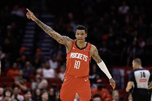 挺稳！小贾巴里·史密斯6中4拿到10分2板 正负值+12