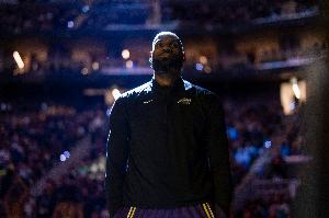 他已经41岁了！詹姆斯本赛季已经96次完成扣篮 湖人全队最多！