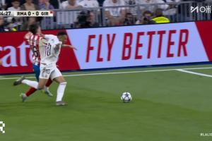 姆巴佩突入禁区被吹犯规在先，不满判罚抗议染黄