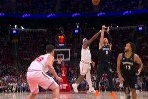 打到了！阿门扑防迪文岑佐三分球犯规&火箭挑战失败 三罚中一