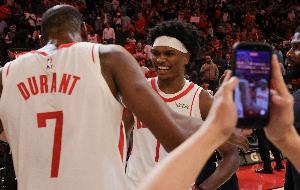 杜兰特：阿门打出了一场出色的比赛 他在场上无所不能