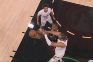 没有升级！库明加篮下连续虚晃被奥利维耶·萨尔犯规 还打到脸部