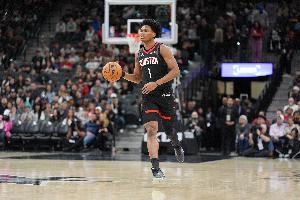 阿门：持球并没有过多影响防守 我有能力在第一线防守