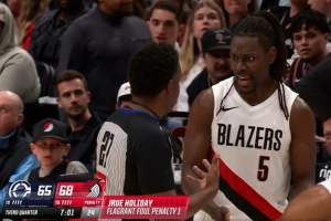 好在没事！霍勒迪追防对小琼斯一级恶犯 后者调整后继续打