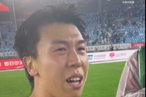 令人动容！王宏宇赛后哽咽：进球送给我父亲，他上个月刚刚离世