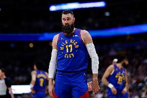 打成奥尼尔了！瓦兰丘纳斯14中9高效拿下23分17板4助2帽 6前场板