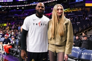 这大长腿！湖人官推晒照：詹姆斯和卡梅隆·布林克场边合影