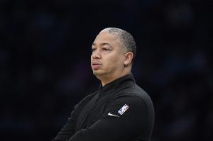 卢：我赛前通常不和球队交谈 但今天不同&得确保他们保持专注