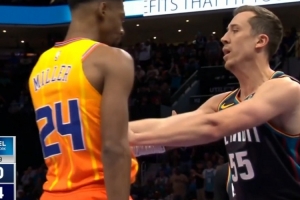 上场就干过架！鲍尔助飞米勒空接暴扣 后者落地与邓罗推搡双双吃T