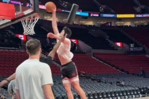 加油！杨瀚森赛前热身秀暴扣 与队友激情撞胸