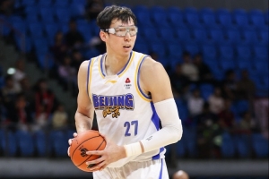 周琦：我没啥优势 陈盈骏和杰曼的出球快 给我创造了很多机会