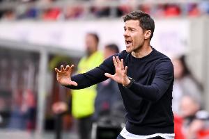 弗林蓬：哈维·阿隆索作为传奇球员非常懂球，球员都会听他的