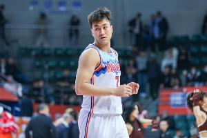 全队最佳！艾孜麦提13中7空砍20分6板1断&5前场板