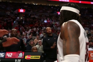 真是自信！罗威底角大空位三分稳稳命中 开拓者领先16分打停快船