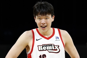 拓媒：杨瀚森在G联盟是进攻核心但在NBA不是 这限制了他的发挥
